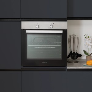 Respekta Herdset Solero + Aaron: Eingebauter Backofen mit Glaskeramikkochfeld in moderner Küche.