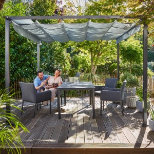 Grauer Pavillon Texhoma 300x300 cm mit Faltdach im Garten mit Tisch und Stühlen.