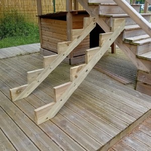 Zwei hölzerne Treppenwangen mit je 6 Stufen für Gartentreppen, Höhe 102cm, auf einer Holzterrasse.
