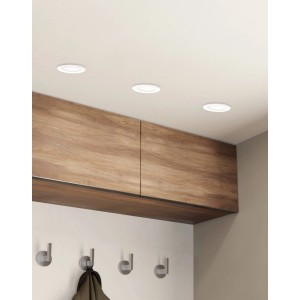 Drei dimmbare, weiße Eglo LED-Einbauspots Fueva 5, Ø 11,7 cm, 3.000K in Decke montiert.