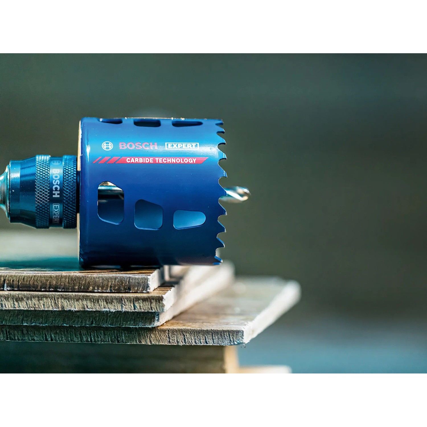 Bosch Expert Lochsäge Tough Material, Ø 68mm, blaue Bohrkrone mit Bohrmaschine auf Holz.