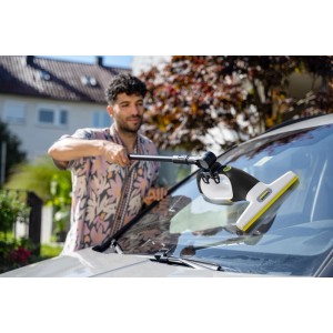 Kärcher Akku-Fenstersauger mit Verlängerungs-Set im Einsatz zur Reinigung einer Autoscheibe.