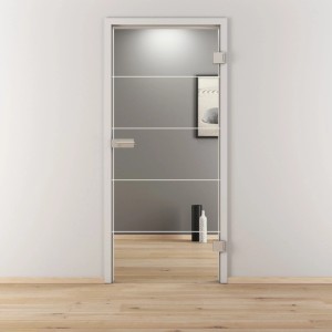 Novadoors Glasdrehtür Nova 582 mit vier Laserstreifen, klarem Sicherheitsglas und modernem Griff im weißen Rahmen.