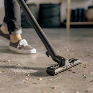 Kärcher WD 4 V-20/5/22 Nass-Trockensauger im Einsatz auf einem schmutzigen Boden.