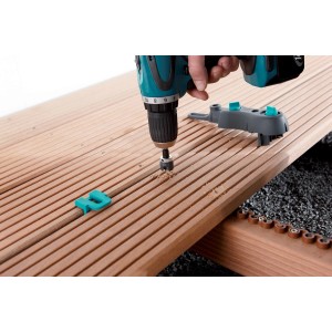Wolfcraft Terrassenbohr-Set im Einsatz: Bohrmobil und Bohrsenker für präzise Terrassendielen-Montage.