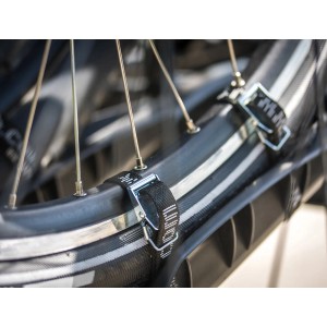 Detailaufnahme: Fahrradreifen auf Eufab Fahrradträger Amber 4 mit Befestigungsgurt.