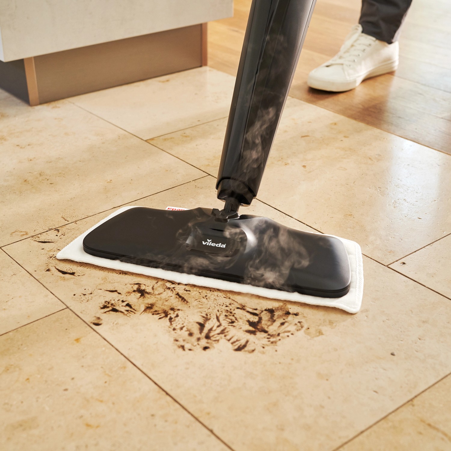 Vileda Steam Plus XXL Dampfreiniger in Aktion, reinigt Fliesenboden mit Dampf.