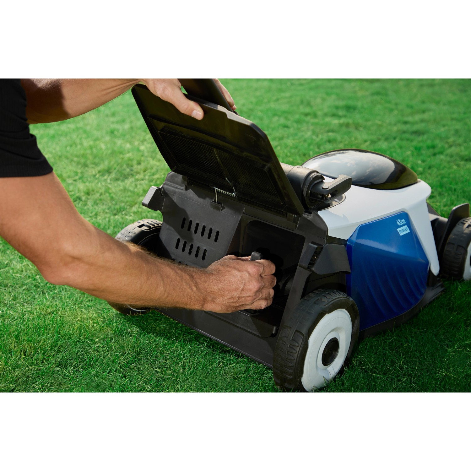 Litheli Akku-Rasenmäher EasySurge mit geöffnetem Akkufach auf Rasen. Inkl. 2 Akkus.