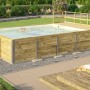 Rechteckiger Weka Holzpool mit Sonnendeck und Technikraum im Garten.