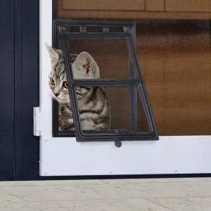 Katze nutzt Windhager Katzenklappe in Insektenschutztür ClipSystem, schwarz.