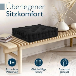 Beautissu Mila Stuhlkissen 50x50cm, 4er Set, Schwarz. Quadratisches Sitzkissen auf einer Holzbank.