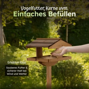 Moorland Vogelhaus aus Holz mit Futter, befüllt. Ganzjähriger Futterplatz für Wildvögel.