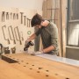 Bosch Akku-Säge AdvancedCut 18 beim Sägen von Werkstück. Stichsäge mit NanoBlade Technologie.