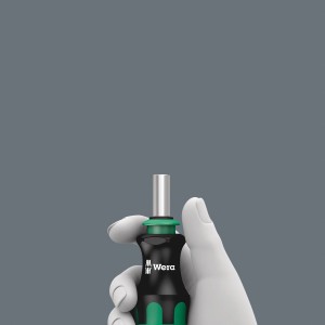 Wera Magazin-Schraubendreher Kraftform Kompakt in Hand, Bit-Schraubendreher für Schraubarbeiten.