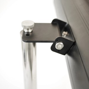 Detailaufnahme: Vasner Heizstrahlerstandfuß MFS3 mit Stahlstange und Befestigung für Heizstrahler.