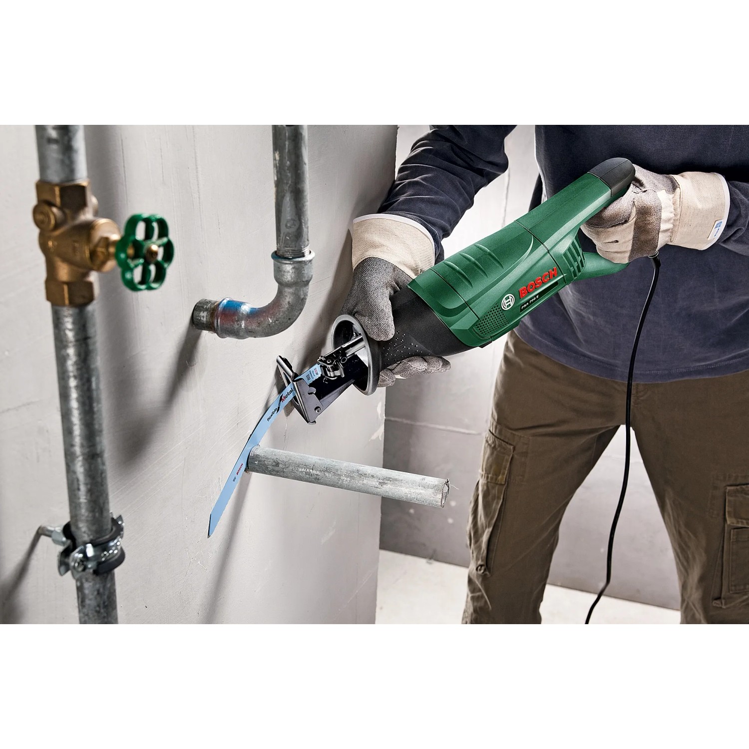 Bosch Säbelsäge PSA 700 E beim Sägen eines Metallrohrs. Stichsäge für Heimwerker.