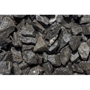 Nahaufnahme von schwarzem Basaltbruch (25-50mm) als Zierkies für den Garten.