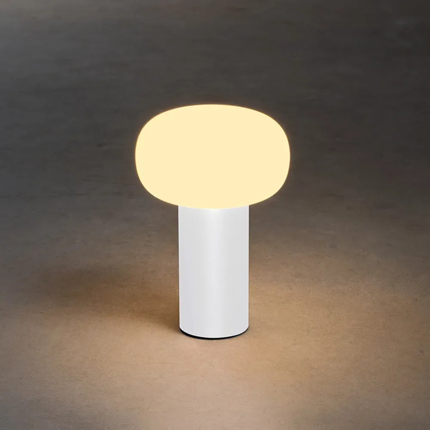 Weiße Konstsmide LED Tischleuchte Antibes, ideal für Innen und Außen. Dekoleuchte mit Akku.