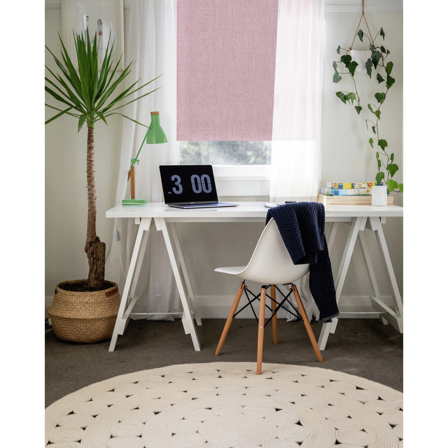 Wohnidee Verdunklungsrollo in Rosa, 45x150 cm, am Fenster montiert.