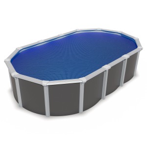 Blau ovale Pool-Solarplane (730x370cm) auf Pool, zur Verlängerung der Badesaison.