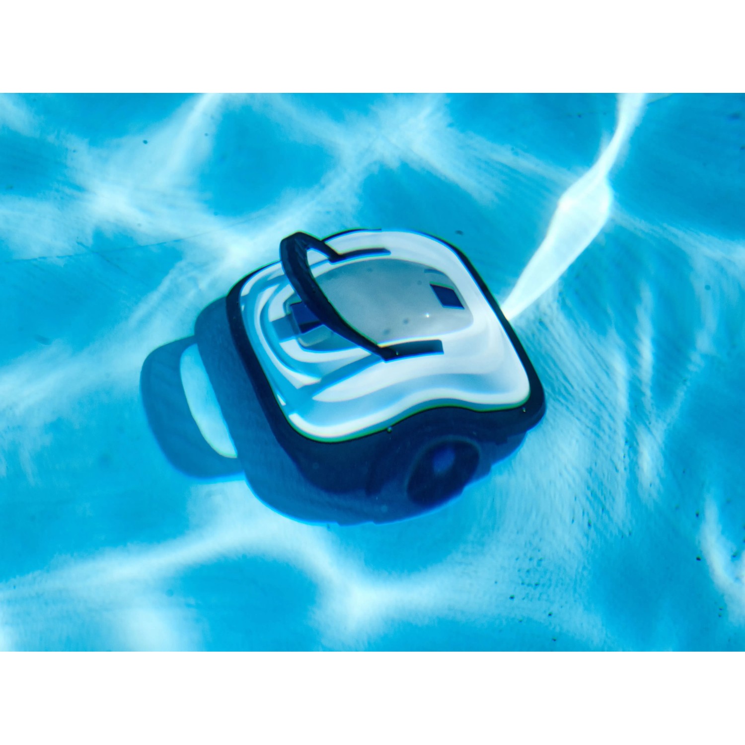 Akku-Poolroboter Orca 45 CL im Pool, kabelloser Poolsauger für die Reinigung des Poolbodens.