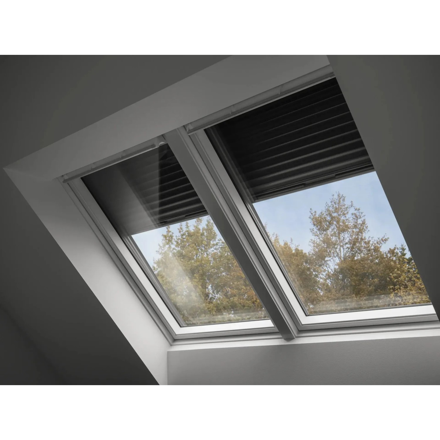 Velux Solar-Rollladen SSL, 55x70 cm, Alu am Dachfenster für Hitzeschutz und Verdunkelung.