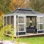 Schwarzer Sojag Pavillon Olan 1014 mit Schiebetüren und Moskitonetzen im Garten.