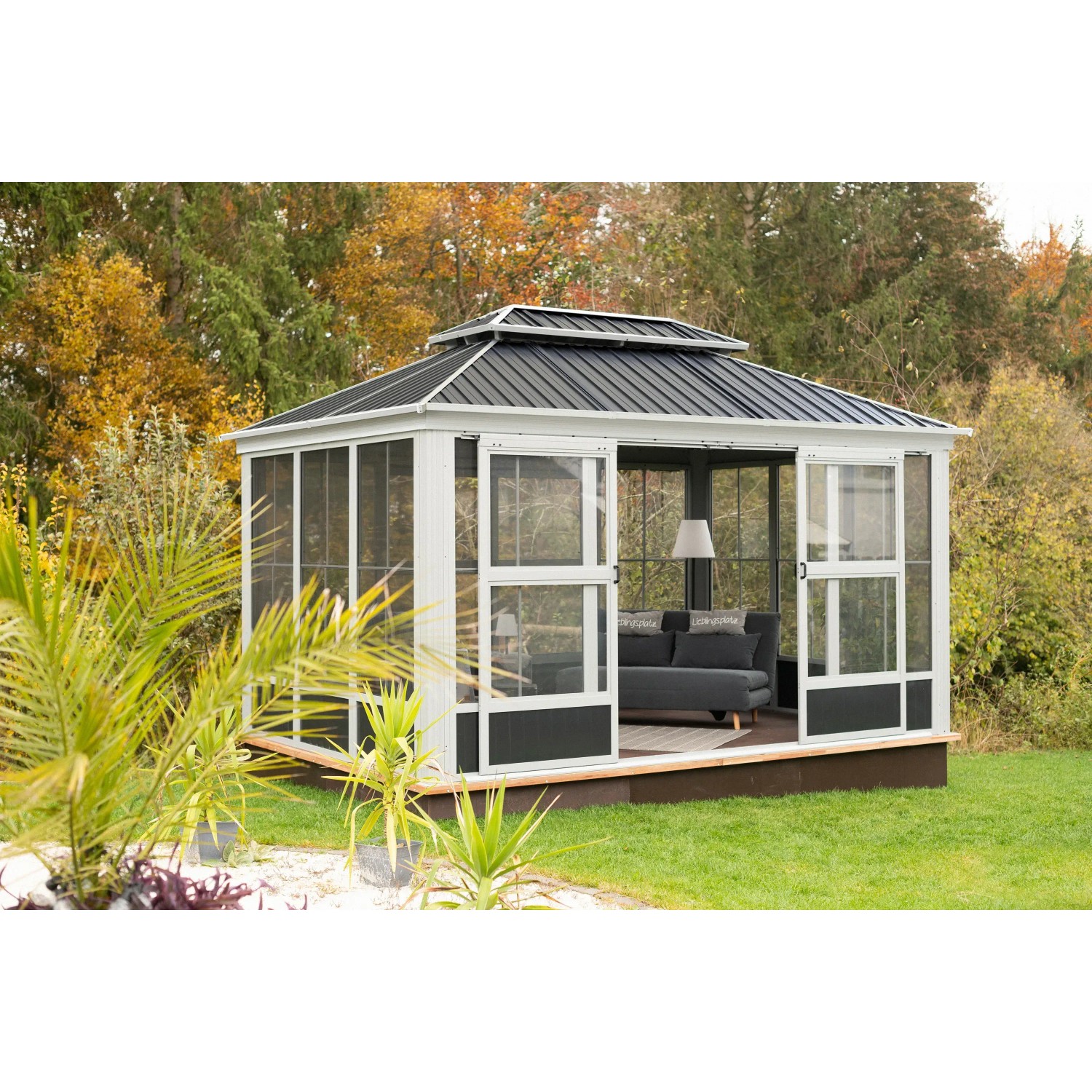 Schwarzer Sojag Pavillon Olan 1014 mit Schiebetüren und Moskitonetzen im Garten.
