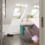 Helles Badezimmer mit weißem Velux Plissee FHL C02 1016S am Dachfenster.