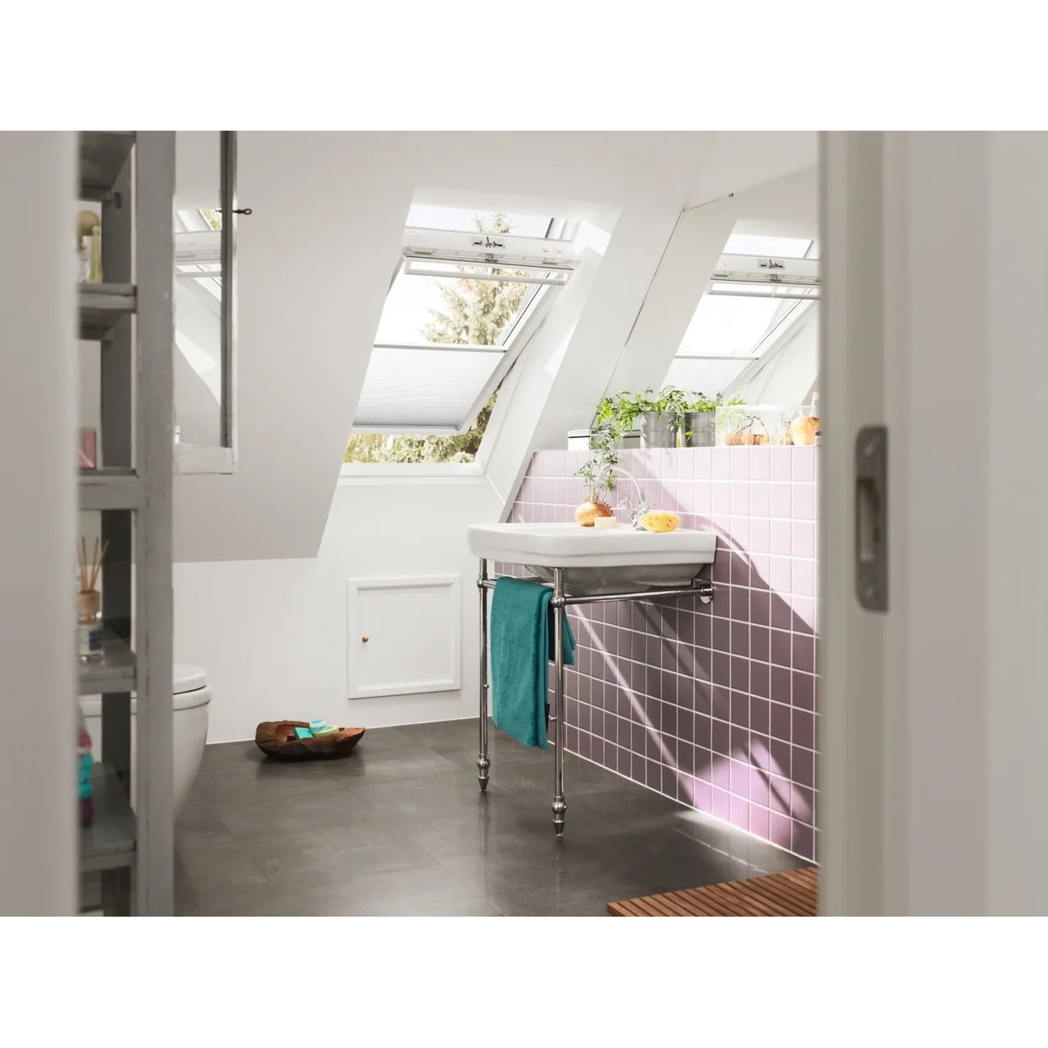 Helles Badezimmer mit weißem Velux Plissee FHL C02 1016S am Dachfenster.
