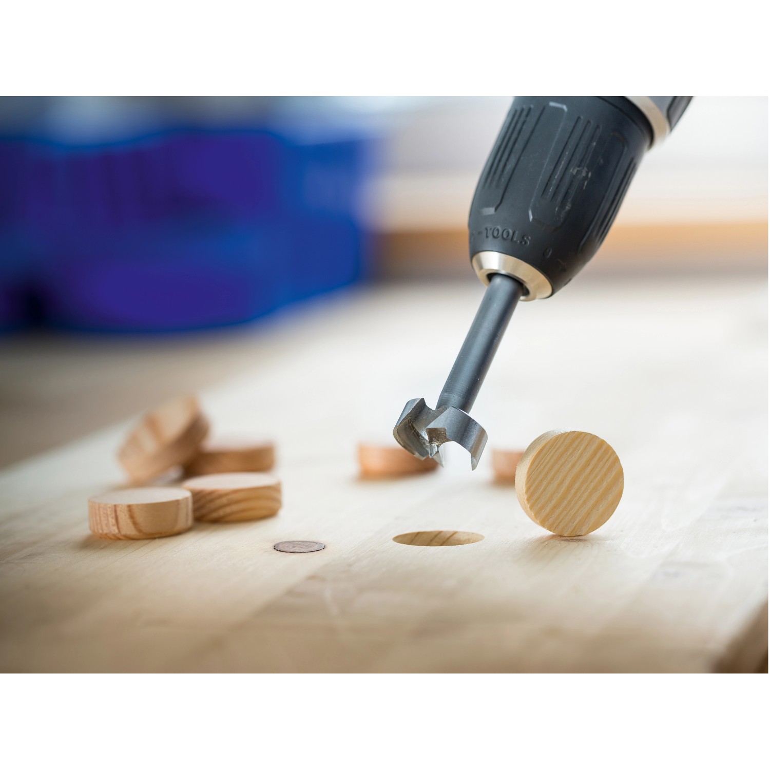 LUX Forstnerbohrer Comfort 40 mm im Einsatz: Holzbohrer für präzise Bohrungen in Holz.