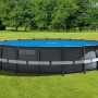 Intex Frame Pool mit Solarplane Ø 549 cm. Die blaue Abdeckplane liegt auf dem Pool im Garten.