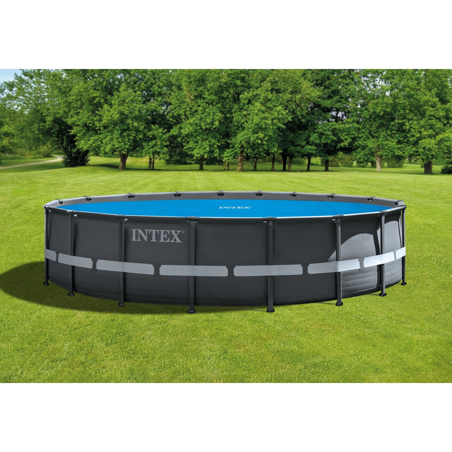 Intex Frame Pool mit Solarplane Ø 549 cm. Die blaue Abdeckplane liegt auf dem Pool im Garten.