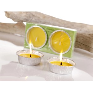 Citronella Kerzen im 2er-Pack in Aluschalen, gelbes Wachs, brennend.