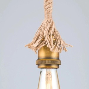 Nahaufnahme Orion Hängeleuchte Bassena: Hanfseil, Messingfassung, E27 Filamentlampe. Industriedesign für Lampen & Leuchten.