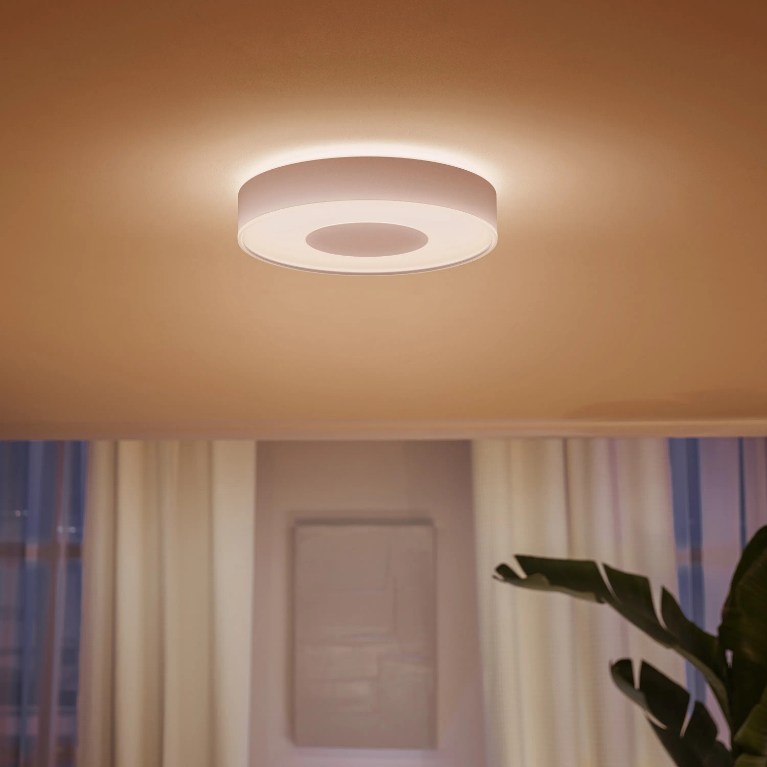 Weiße Philips Hue Infuse Deckenleuchte mit Farbwiedergabe und indirekter Beleuchtung.
