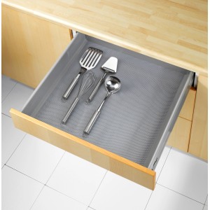 Transparente Wenko Anti-Rutsch-Matte in Schublade mit Küchenhelfern.