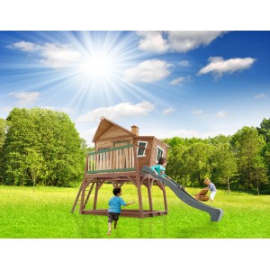 Axi Spielhaus Max mit Rutsche, Leiter und Sandkasten im Garten, Kinder spielen.