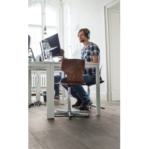 Kronoflooring Excellent+ Laminat in Betonoptik "Crosstown Traffic", verlegt in Büroumgebung.