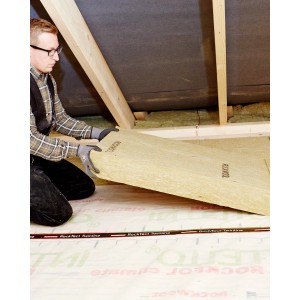 Rockwool Tegarock L Dachbodendämmung WLG 035, 60mm, bei der Verlegung auf dem Dachboden.