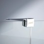 Detailaufnahme: Hüppe Walk-In Gleittür Xtensa Pure mit silbernem Beschlag und Logo.
