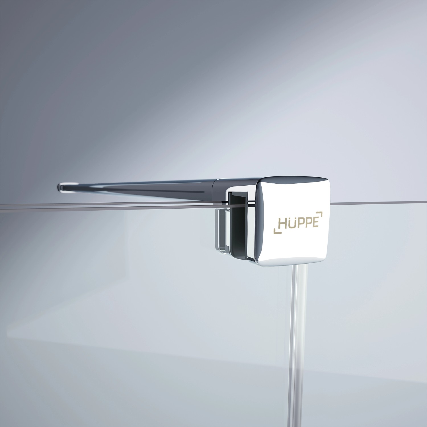 Detailaufnahme: Hüppe Walk-In Gleittür Xtensa Pure mit silbernem Beschlag und Logo.