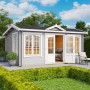 Lichtgraues Lasita Maja Gartenhaus Windsor 44 mit Doppeltür und Fenstern im Garten.
