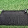 Intex Solarmatte 120x120 cm auf Rasen mit Pumpe, zur Poolheizung.