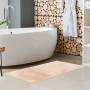 Beiger Lalee Badteppich Heaven, 40x60 cm, im Badezimmer mit Badewanne und Regal.