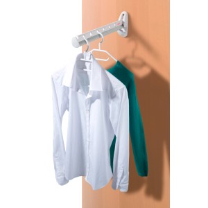Leifheit Wandkleiderlüfter Airette mit weißem Hemd und grünem Pullover an der Wand.