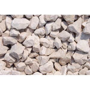 Nahaufnahme von Chateau-Beige Marmorbruch, 25-50 mm, Zierkies für Garten und Landschaftsbau.