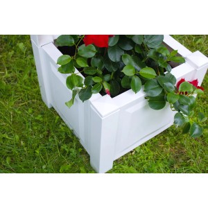 Weißer KHW Pflanzkasten klein mit Spalier und blühenden roten Rosen auf Rasen.