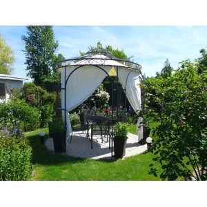 Ecrufarbene Eleo Vorhänge im 2er-Set am Pavillon für Sicht- und Windschutz.