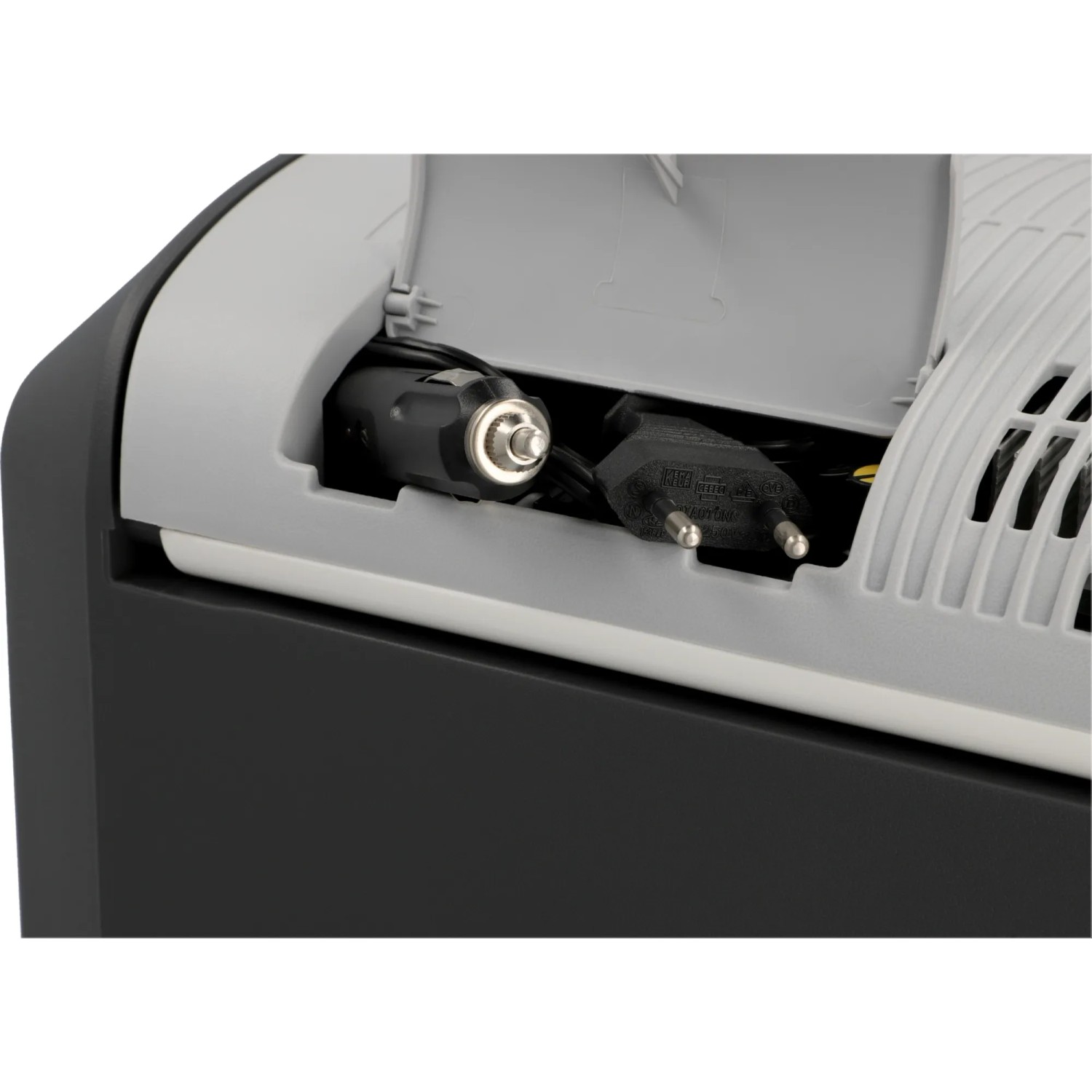 AEG Kühlbox KK 20: Detailaufnahme des Kabelfachs mit 12V- und Netzstecker.